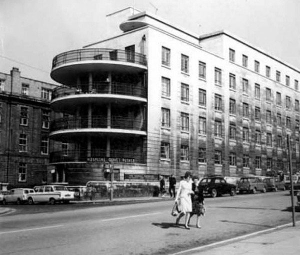 A black and white street level photograph of Leeds Infirmary