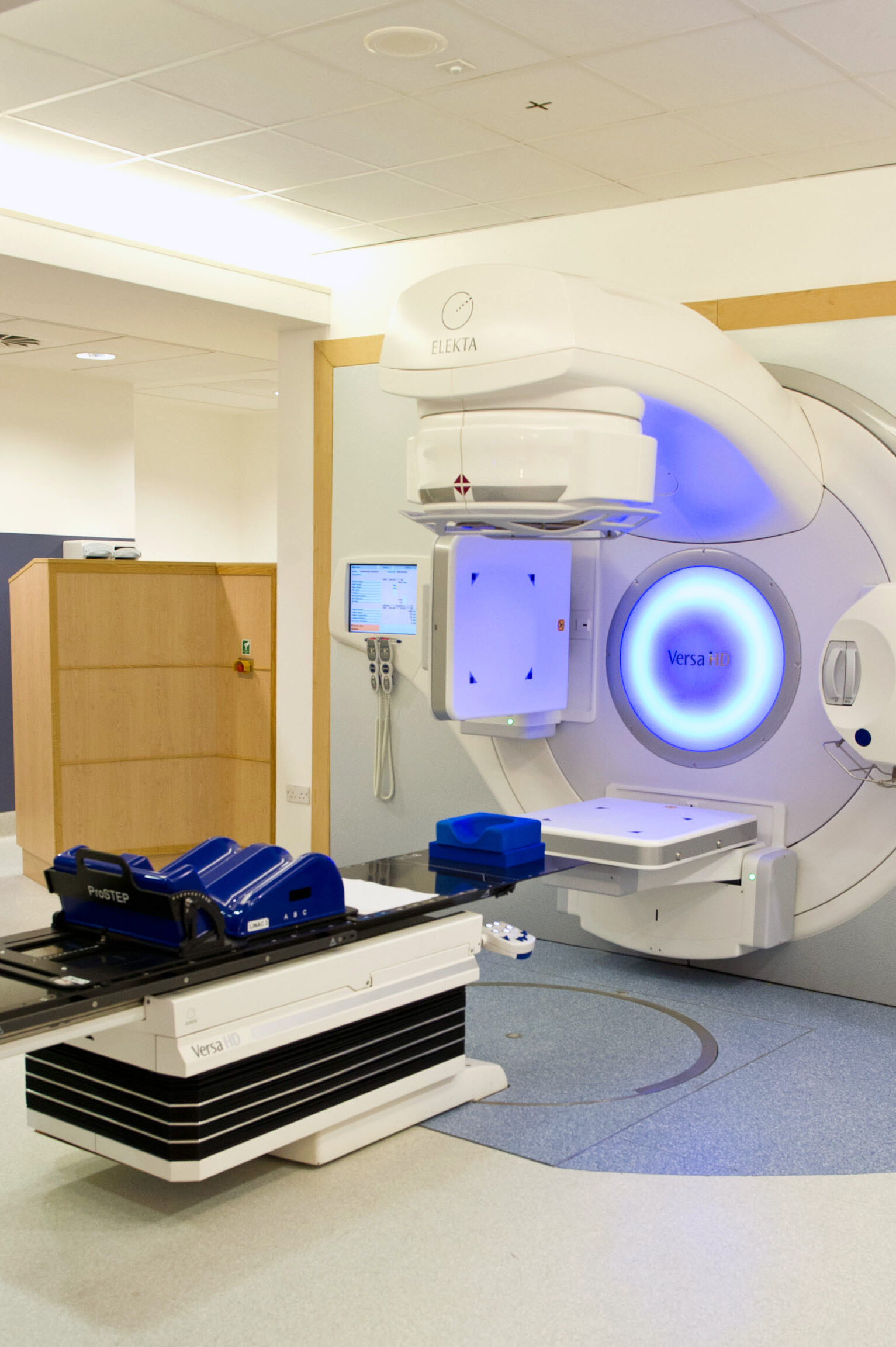 photo of linear accelerator and equipment on the bed
